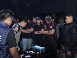 Razia Tempat Hiburan Malam di Cirebon, Polisi Amankan Puluhan Botol Miras