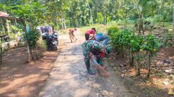 Jaga Kebersihan Lingkungan, Babinsa Koramil Luragung Rutinkan Pembersihan Jalan