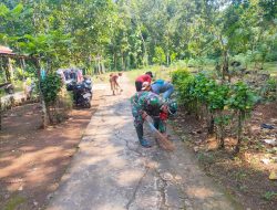 Jaga Kebersihan Lingkungan, Babinsa Koramil Luragung Rutinkan Pembersihan Jalan