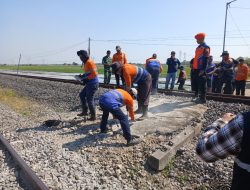 KAI Daop 3 Cirebon Kembali Lakukan Penutupan Perlintasan Ilegal