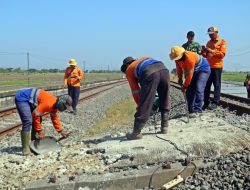 KAI Daop 3 Cirebon Optimalkan Keselamatan di Perlintasan Sebidang Dengan Penguatan Kompetensi Petugas dan Penataan Infrastruktur