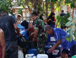 Atasi  Krisis  Air  Bersih:  Kodim  Kuningan  Salurkan  Bantuan  Air  ke  Warga  Cihanjaro