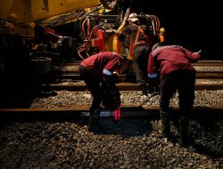 KAI Daop 3 Cirebon Perkuat Prasarana Rel untuk Tingkatkan Keselamatan Perjalanan Kereta Api