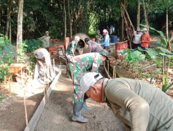 Hadir di Tengah Warga, Babinsa Koramil Luragung Bantu Bangun Akses Jalan Menuju Tempat Pemakaman