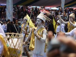 Panas Terik Tak Surutkan Semangat, Uniku Hadirkan Teater Jalanan Penuh Makna