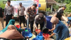 Bukan Hanya Jaga Keamanan, Polres Kuningan Bantu Air Bersih dan Pengobatan Gratis di Karangkancana