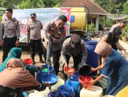 Bukan Hanya Jaga Keamanan, Polres Kuningan Bantu Air Bersih dan Pengobatan Gratis di Karangkancana