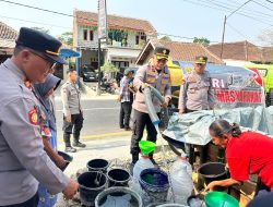 Hadir di Tengah Kekeringan, Polres Kuningan Bantu Penuhi Kebutuhan Air Warga Cibingbin