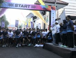 Lari Sehat dan Berbagi Hadiah, Ribuan Warga Kuningan Tumpah Ruah di MELESAT RUN