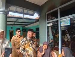 Bukti Efektivitas Program Labelisasi, Bupati Majalengka Serahkan Bansos PKH Disabilitas kepada Anak Lumpuh Layu di Cicanir