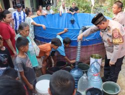 Krisis Air Melanda, Polres Kuningan Salurkan 4 Tanki Air Bersih ke Dua Kecamatan