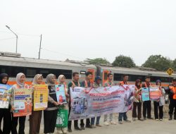 KAI Daop 3 Cirebon Bersama IRPS dan DLH Kabupaten Cirebon Gelar Aksi Bersih Lingkungan dan Sosialisasi Keselamatan di Perlintasan Sebidang