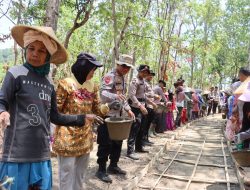 Wujudkan “Polisi Bersama Masyarakat”, Polres Kuningan Turun Langsung Bantu Bangun Jalan Penghubung Ciniru–Maleber
