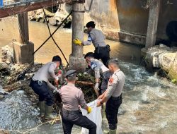 Jelang Musim Hujan, Polres Kuningan Gelar Aksi Bersih Sungai dan Edukasi Warga