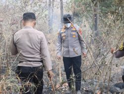 Di Tengah Asap Tebal, Kapolres Kuningan Pantau Langsung Titik Api di Kawasan Gunung Ciremai