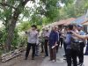Tak Hanya Bantuan Material, Polres Kuningan Turun Bersihkan Puing Rumah Warga Terdampak Angin Puting Beliung
