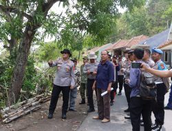 Tak Hanya Bantuan Material, Polres Kuningan Turun Bersihkan Puing Rumah Warga Terdampak Angin Puting Beliung