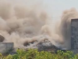 Kebakaran Landa Mess Kosong Milik CSB di Pandansari, Api Sempat Merembet ke Rumah Warga