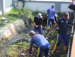 Lapas Kuningan Bersihkan Lingkungan Sekitar, Warga Binaan Ikut Kerja Bakti
