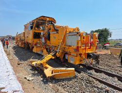 KAI Daop 3 Cirebon Perkuat Keandalan Prasarana Melalui Penggantian Bantalan Beton dan Bantalan Sintetis