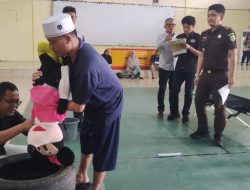 Tragis! Bunuh Ibu Kandung Lalu Buang ke Sumur, Polres Kuningan Gelar Rekonstruksi