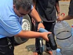 Mendengar Jeritan Warga, H. Rokhmat Ardiyan Bergerak Cepat Kirim Air Bersih ke Desa Kawungsari
